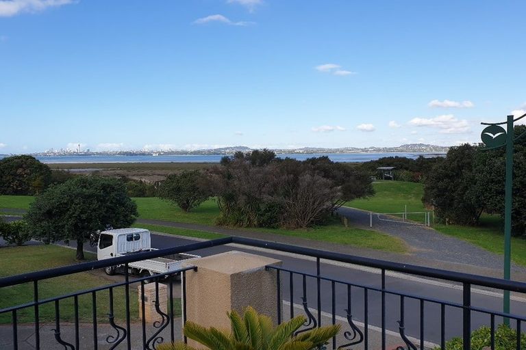 Photo of property in 6 Danica Esplanade, Te Atatu Peninsula, Auckland, 0610