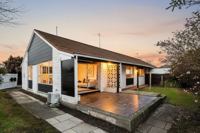 Photo of property in 2/12 Steadman Road, Broomfield, Christchurch, 8042