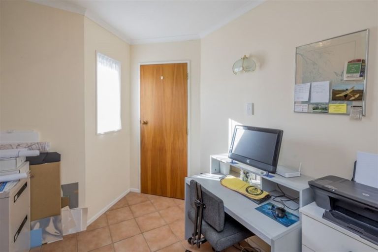 Photo of property in 17 Ryder Crescent, Levin, 5510