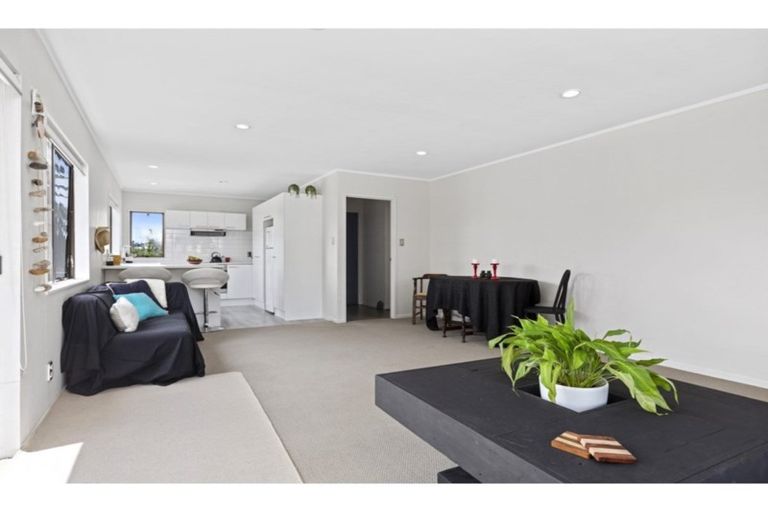 Photo of property in 13a Red Beach Road, Red Beach, 0932