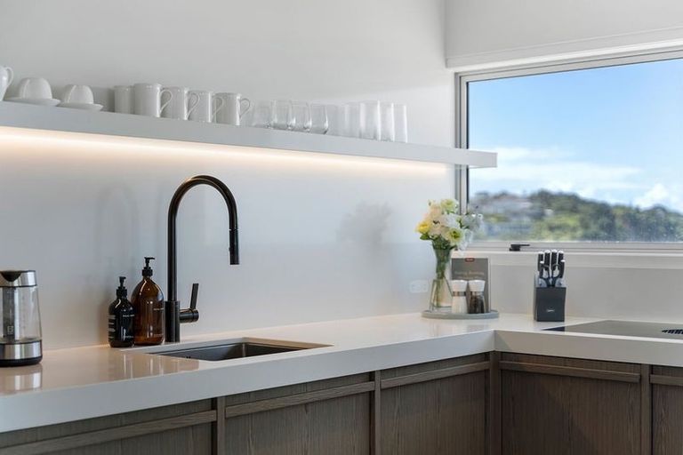 Photo of property in Seaview Apartments, 13/64 Milford Road, Milford, Auckland, 0620