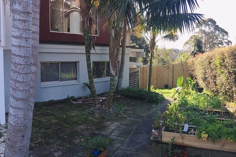 Photo of property in 31 Valley View Road, Glenfield, Auckland, 0629