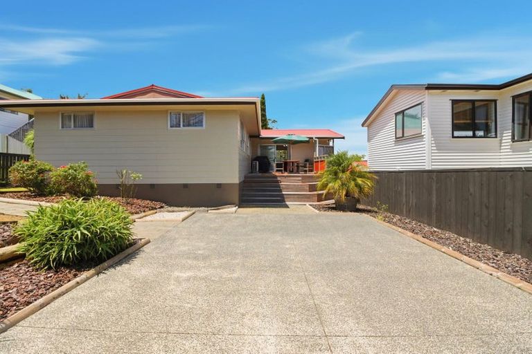 Photo of property in 40 Glenbervie Crescent, Massey, Auckland, 0614