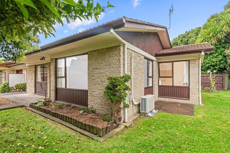 Photo of property in 2/13 Frank Evans Place, Henderson, Auckland, 0610