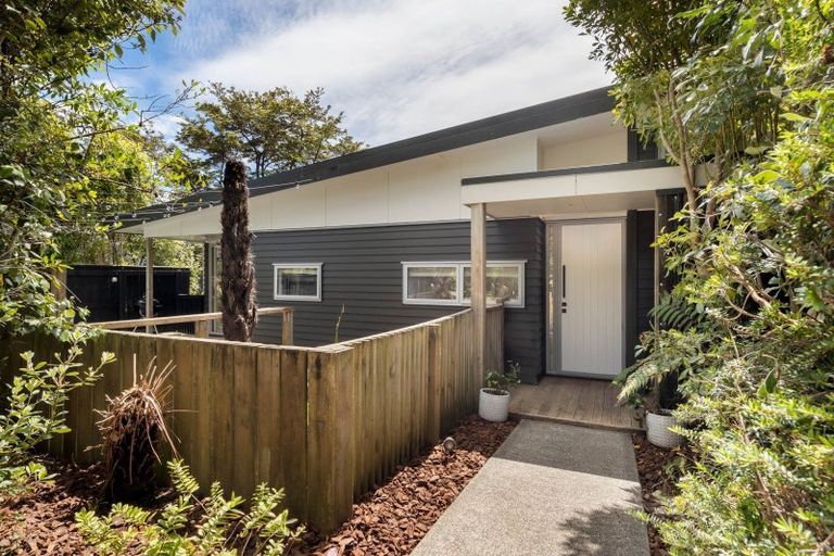 Photo of property in 32 Mount Marua Way, Timberlea, Upper Hutt, 5018