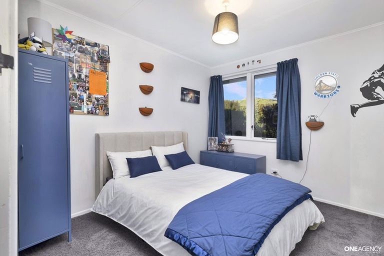 Photo of property in 22 Bartlett Grove, Tawa, Wellington, 5028