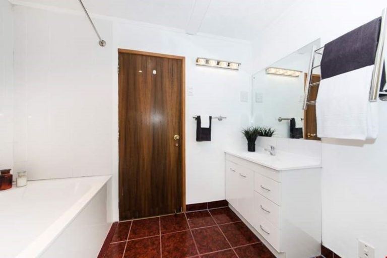 Photo of property in 86 Ayton Drive, Totara Vale, Auckland, 0629