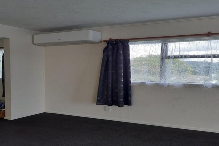 Photo of property in 142 Mark Avenue, Grenada Village, Wellington, 6037