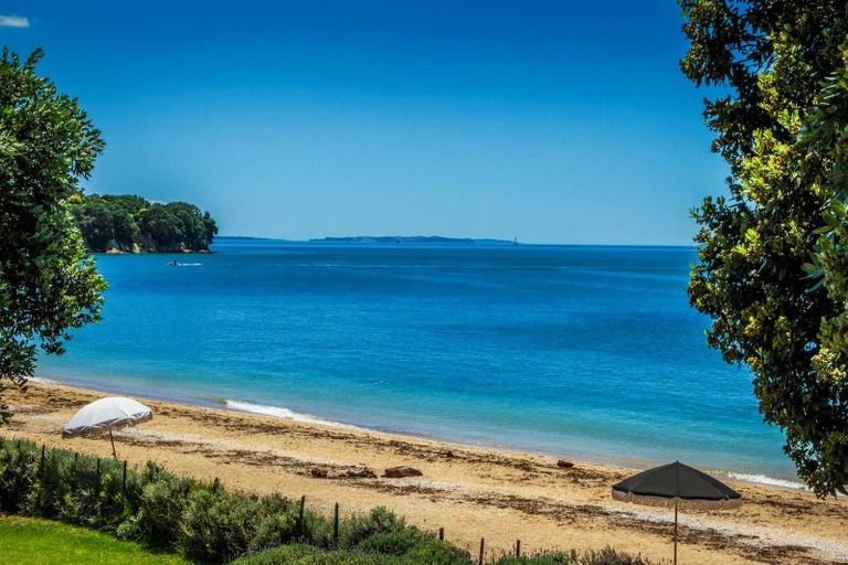 Photo of property in 30 Oxford Terrace, Coromandel, 3506