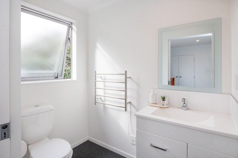 Photo of property in 56 Exeter Crescent, Takaro, Palmerston North, 4412