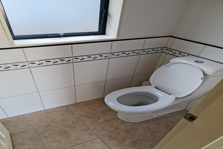 Photo of property in 140 Glanmire Road, Newlands, Wellington, 6037