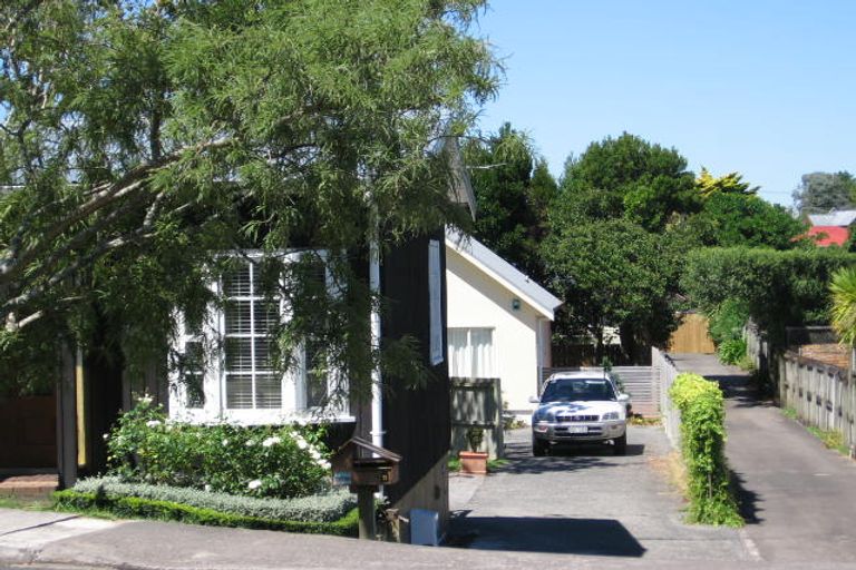 Photo of property in 1/10 Wolsley Avenue, Milford, Auckland, 0620