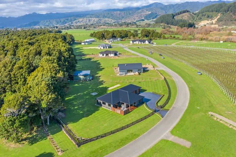 Photo of property in 30 Ohau Gravels Way, Ohau, Levin, 5570
