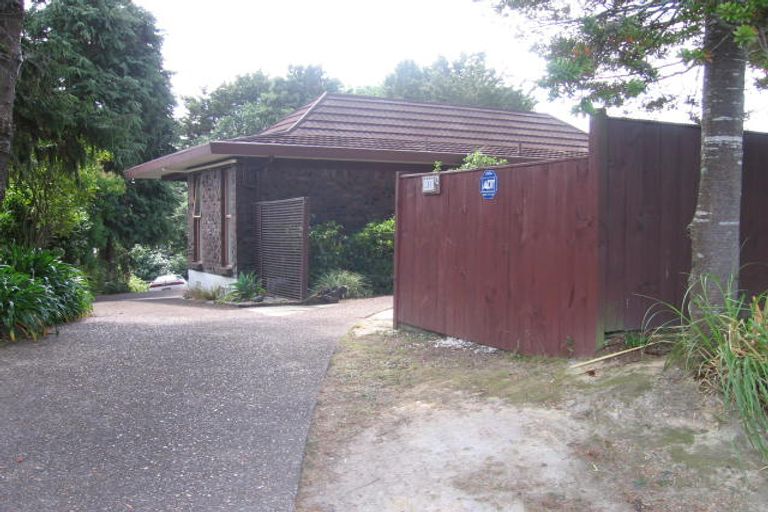 Photo of property in 2/311 Wairau Road, Totara Vale, Auckland, 0627