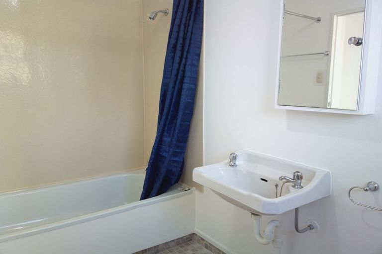 Photo of property in 1/43 Edgecombe Street, Newlands, Wellington, 6037