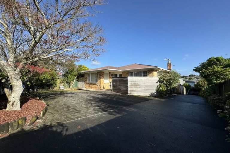Photo of property in 172 Forrest Hill Road, Forrest Hill, Auckland, 0620
