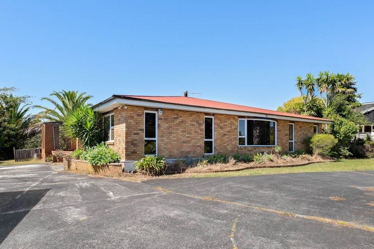 Photo of property in 102 Arran Road, Browns Bay, Auckland, 0630