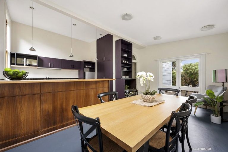Photo of property in 21 The Parade, Island Bay, Wellington, 6023