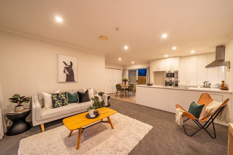 Photo of property in 92 Sunstone Crescent, Timberlea, Upper Hutt, 5018