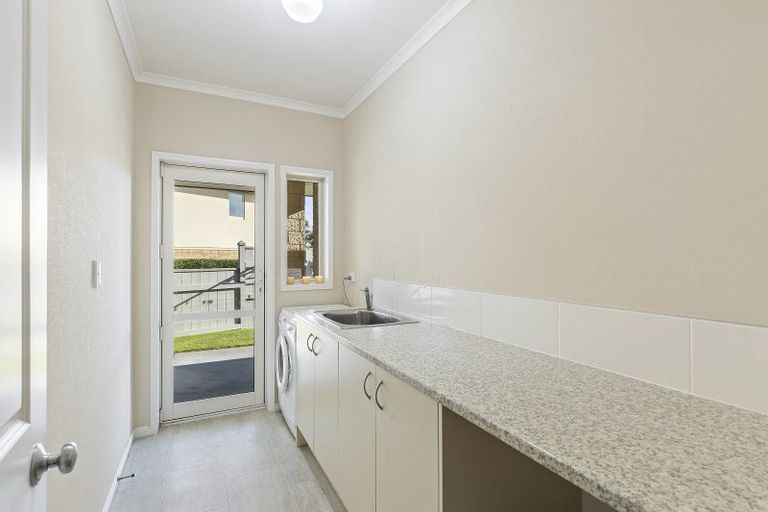 Photo of property in 5 Vardon Way, Waiwhakaiho, New Plymouth, 4312