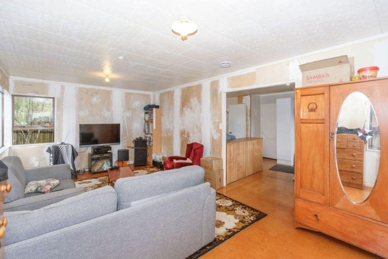 Photo of property in 16 Meadowvale Rise, Titirangi, Auckland, 0604