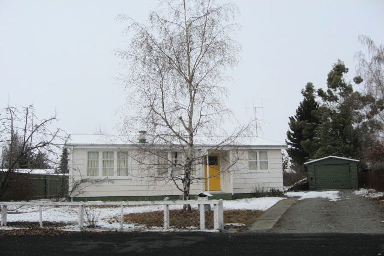 Photo of property in 16 Simons Street, Twizel, 7901