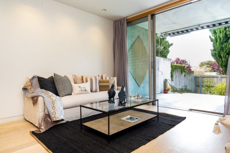 Photo of property in 2/5 Tanner Street, Havelock North, 4130