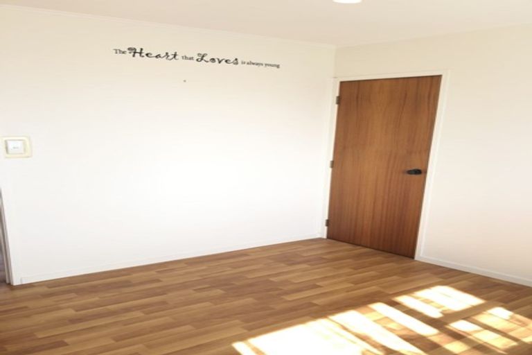 Photo of property in 14 Gwenand Place, Botany Downs, Auckland, 2010