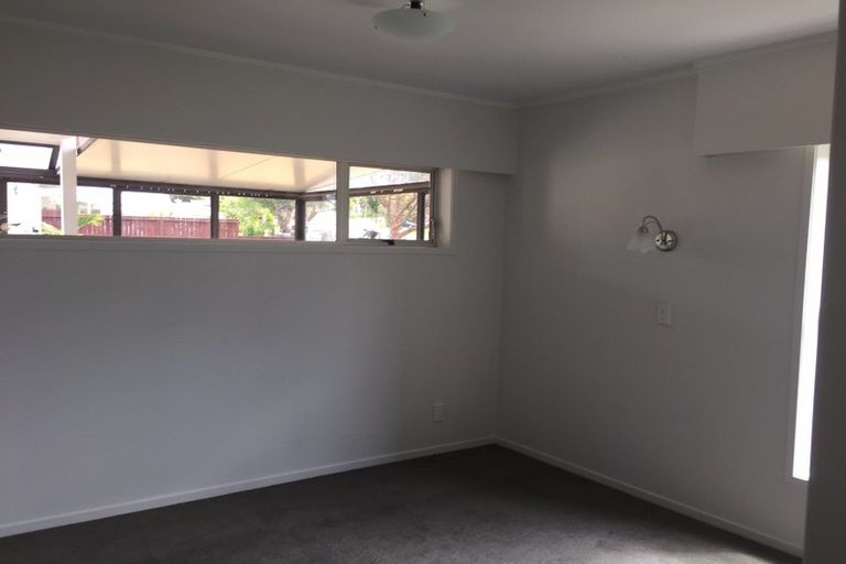 Photo of property in 17a Thorburn Avenue, Red Beach, 0932