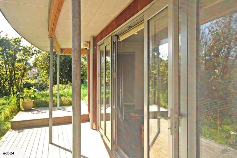 Photo of property in 126 Creswick Terrace, Northland, Wellington, 6012