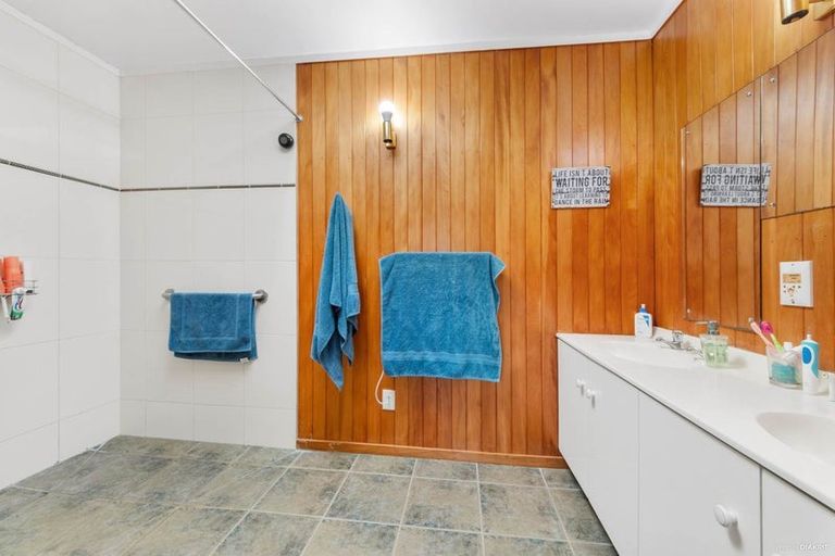 Photo of property in 102 Marina View Drive, West Harbour, Auckland, 0618
