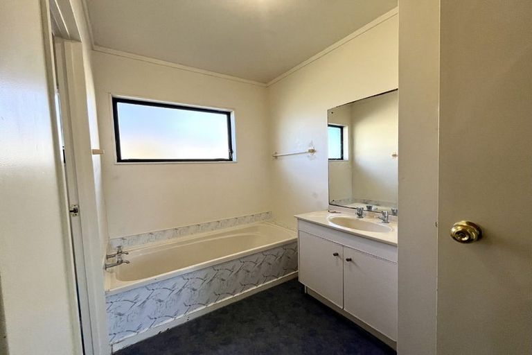 Photo of property in 65 Trias Road, Totara Vale, Auckland, 0629