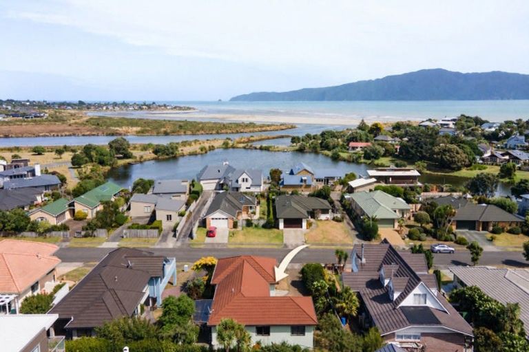 Photo of property in 7 Major Durie Place, Waikanae Beach, Waikanae, 5036
