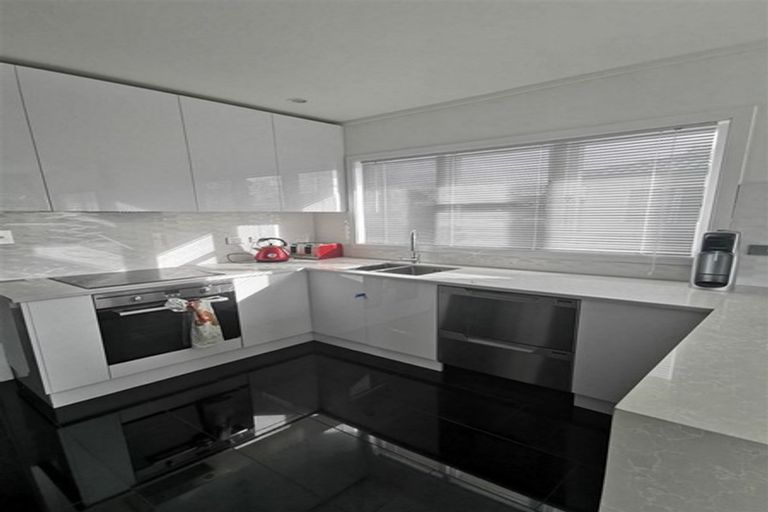 Photo of property in 3/240 Pakuranga Road, Pakuranga Heights, Auckland, 2010