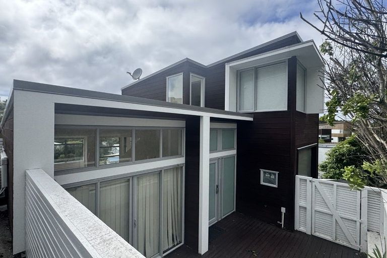 Photo of property in 22 Tiketike Way, Brooklyn, Wellington, 6021