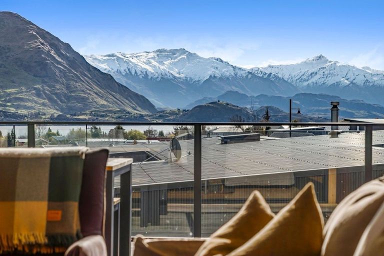 Photo of property in 33 Kirimoko Crescent, Wanaka, 9305