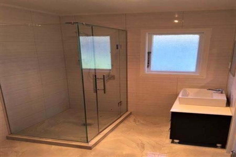 Photo of property in 11 Edwards Avenue, Henderson, Auckland, 0610