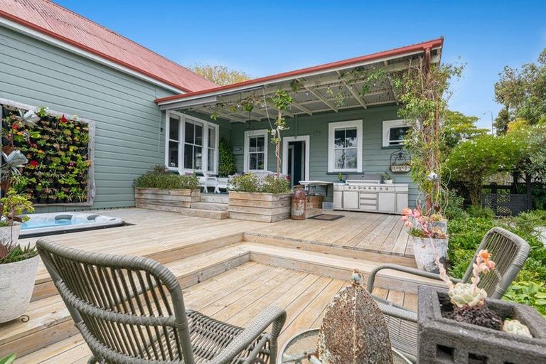 Photo of property in 1 Green Lane, Helensville, 0800