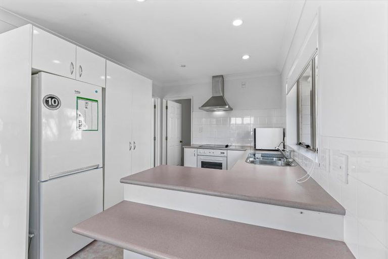 Photo of property in 35e Edmonton Road, Henderson, Auckland, 0612