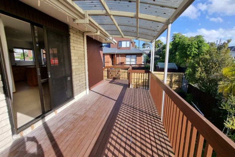 Photo of property in 1 Cleve Road, Green Bay, Auckland, 0604