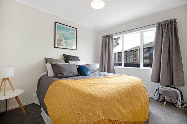 Photo of property in 12a Hinton Place, Weymouth, Auckland, 2103