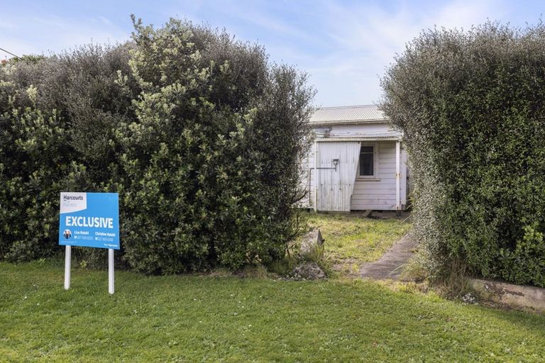 Photo of property in 11 Riemenschneider Street, Manaia, 4612