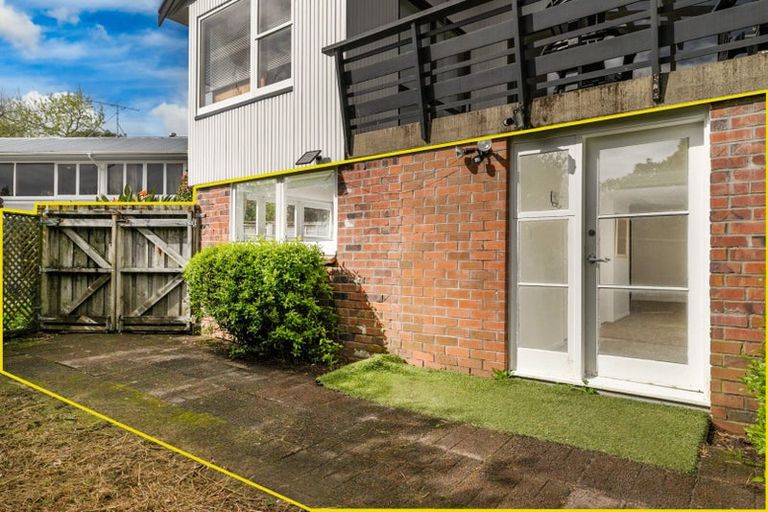Photo of property in 16 Royal View Road, Te Atatu South, Auckland, 0610