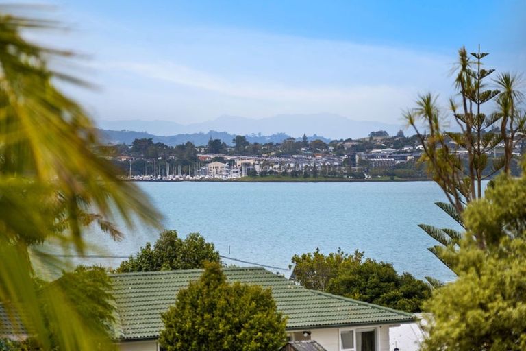 Photo of property in 16 Judkins Crescent, Cockle Bay, Auckland, 2014