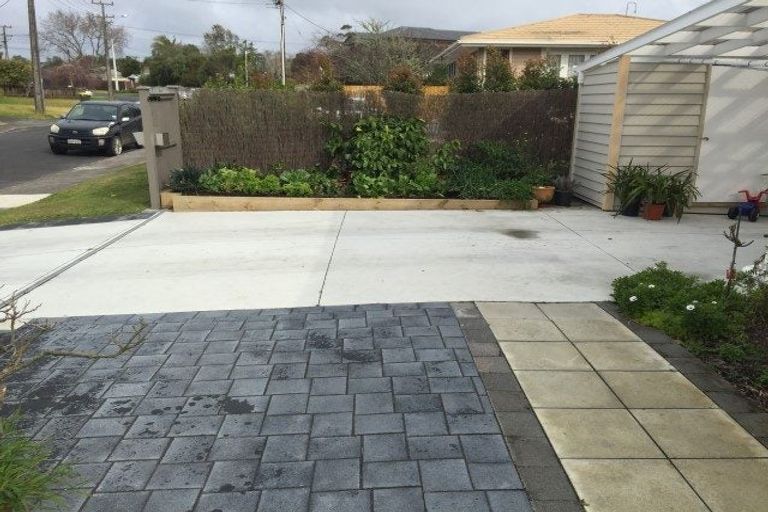 Photo of property in 1 Ward Crescent, Te Atatu Peninsula, Auckland, 0610