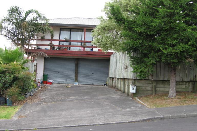 Photo of property in 1/70 Totaravale Drive, Totara Vale, Auckland, 0629