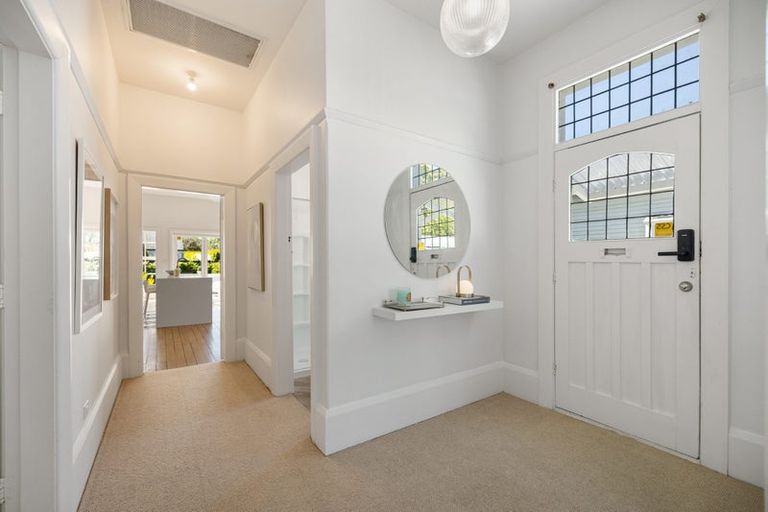 Photo of property in 5 Aikmans Road, Merivale, Christchurch, 8014