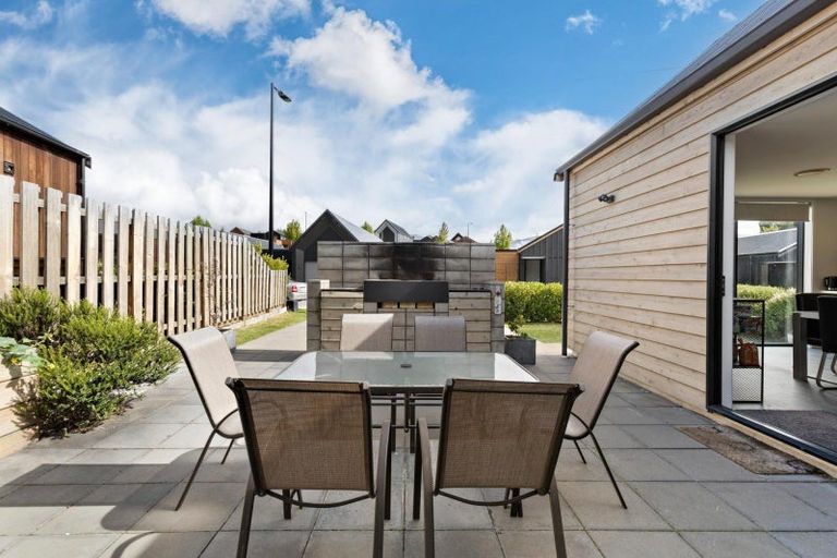 Photo of property in 24 Huxley Place, Lake Hayes, Queenstown, 9304