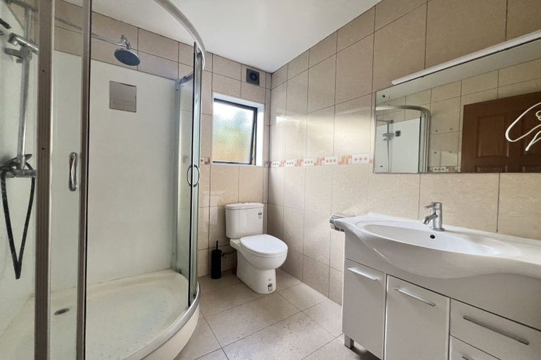 Photo of property in 16 City View Terrace, Birkenhead, Auckland, 0626