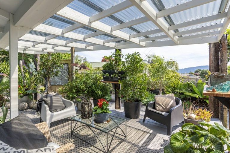 Photo of property in 2 Island View Terrace, Waikanae Beach, Waikanae, 5036